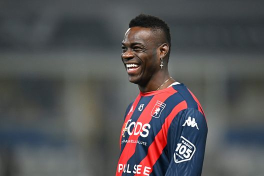 PARMA, ITALIA - 4 NOVEMBRE: Mario Balotelli del Genoa reagisce mentre si riscalda prima della partita di Serie A tra Parma e Genoa allo Stadio Ennio Tardini il 4 novembre 2024 a Parma, Italia. (Foto di Alessandro Sabattini/Getty Images) ESCL. – Enzo Raiola: “Pinamonti da top club, vi dico il futuro di Balotelli. Gravenberch-Milan? Mai vicino”- immagine 2