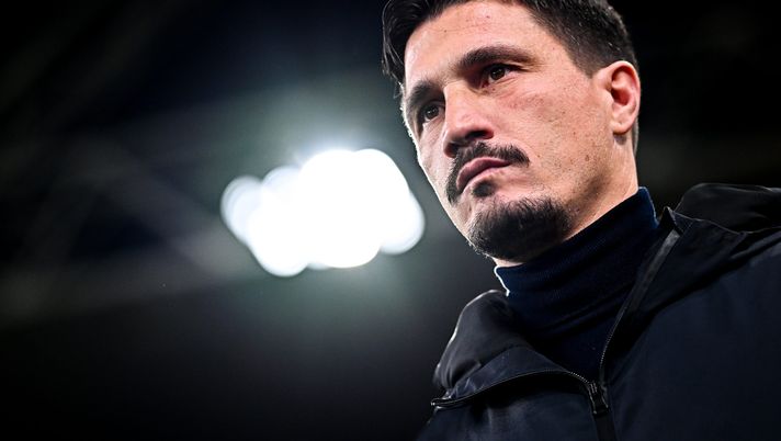 GENOA, ITALY - JANUARY 12: Fabio Pisacane, head coach of Cagliari, looks on prior to kick-off in the Serie A match between Genoa CFC and Cagliari Calcio at Stadio Luigi Ferraris on January 12, 2026 in Genoa, Italy. (Photo by Simone Arveda/Getty Images) Pisacane avverte i suoi: “Ecco l’errore da non commettere a Firenze” - immagine 1