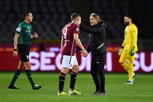 TURIN, ITALY - JANUARY 29: Andrea Belotti of Torino speaks with his Head Coach Davide Nicola at the final whistle of the Serie A match between Torino FC and ACF Fiorentina at Stadio Olimpico di Torino on January 29, 2021 in Turin, Italy. (Photo by Valerio Pennicino/Getty Images)