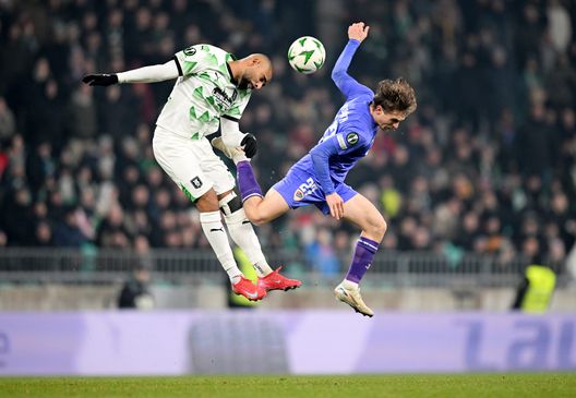 LUBIANA, SLOVENIA - 20 FEBBRAIO: David Sualehe del NK Olimpija Ljubljana vince di testa sotto pressione di Enver Kulasin del FK Borac Banja Luka durante la partita di ritorno degli spareggi della UEFA Europa Conference League 2024/25 tra NK Olimpija Ljubljana e FK Borac allo Stozice Stadium il 20 febbraio 2025 a Lubiana, Slovenia. (Foto di Jurij Kodrun/Getty Images) Porto, la verità di David Sualehe: “Dopo un selfie con un’amica tifosa del Benfica non ho più giocato”- immagine 2