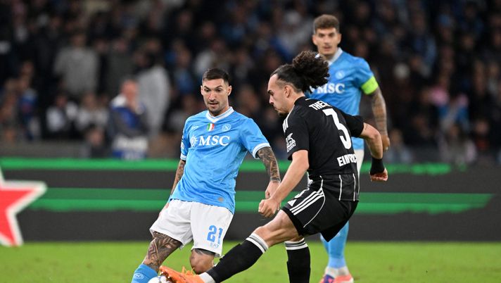 NAPLES, ITALY - NOVEMBER 04: Matteo Politano of SSC Napoli battles for possession with Arthur Theate of Eintracht Frankfurt during the UEFA Champions League 2025/26 League Phase MD4 match between SSC Napoli and Eintracht Frankfurt at Stadio Diego Armando Maradona on November 04, 2025 in Naples, Italy. (Photo by Francesco Pecoraro/Getty Images) Bordin: “Eintracht avversario tosto, il Napoli poteva anche perderla. Su Conte…” - immagine 1