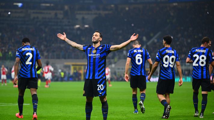 MILAN, ITALY - NOVEMBER 06: Hakan Calhanoglu of FC Internazionale celebrates after scoring a goal during the UEFA Champions League 2024/25 League Phase MD4 match between FC Internazionale Milano and Arsenal FC at Stadio San Siro on November 06, 2024 in Milan, Italy. (Photo by Mattia Pistoia - Inter/Inter via Getty Images) Champions League, l’Atalanta trionfa sullo Stoccarda. 1-0 tra Inter e Arsenal - immagine 1