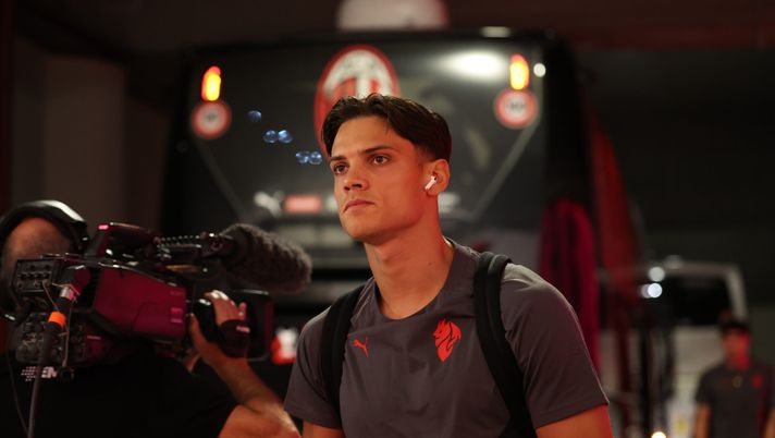 MILAN, ITALY - AUGUST 17: Samuele Ricci of AC Milan arrives before the Coppa Italia match between AC Milan and SSC Bari at Stadio San Siro on August 17, 2025 in Milan, Italy. (Photo by Claudio Villa/AC Milan via Getty Images) Ricci: “Serve la cura per le scuole calcio. Fuori dal campo? Mi piace stare in famiglia” - immagine 1