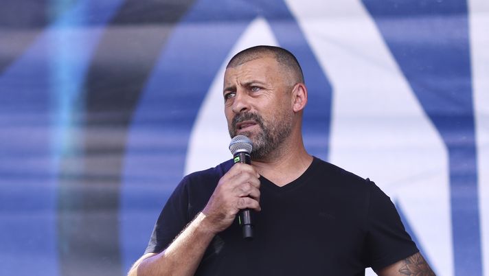 MUNICH, GERMANY - MAY 31: Alessandro Trolli of the comedy trio Gli Autogol and legend of FC Internazionale Milano, Walter Samuel speak prior to the UEFA Champions League Final 2025 between Paris Saint-Germain and FC Internazionale Milano on May 31, 2025 in Munich, Germany. (Photo by Francesco Scaccianoce - Inter/Inter via Getty Images) Romano: “Samuel non lascia l’Argentina. Ecco l’unica ipotesi per fare il secondo all’Inter” - immagine 1
