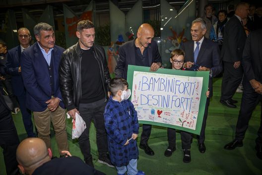 Getty for FIGC Totti e Spalletti mantengono la promessa: pace fatta al Bambin Gesù – FOTO- immagine 4