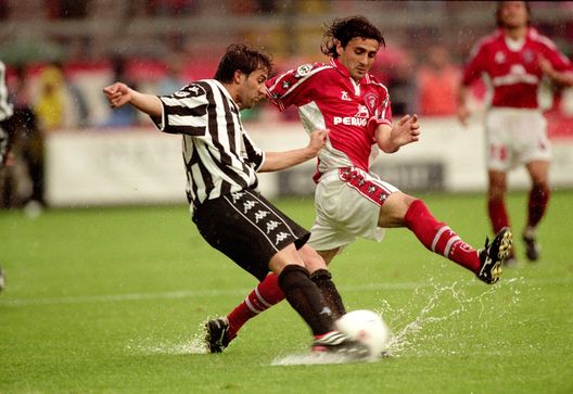 14 maggio 2000: Alessandro Del Piero della Juventus passa la palla a Giovanni Tedesco del Perugia. Crediti obbligatori: Claudio Villa /Allsport Lazio Juventus