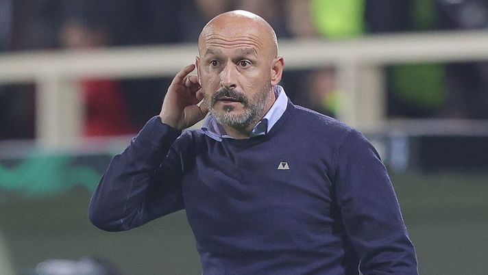 FLORENCE, ITALY - NOVEMBER 30: Head coach Vincenzo Italiano manager of ACF Fiorentina gestures during the match between of ACF Fiorentina and KRC Genk - Group F - Uefa Eurcopa Conference League 2023/24 at Stadio Artemio Franchi on November 30, 2023 in Florence, Italy. (Photo by Gabriele Maltinti/Getty Images) Italiano nel pre: “Beltran più vicino alla porta, Gonzalez e Nzola in corsa” - immagine 1