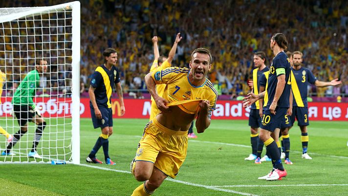 KIEV, UKRAINE - JUNE 11: Andriy Shevchenko of Ukraine celebrates scoring their second goal during the UEFA EURO 2012 group D match between Ukraine and Sweden at The Olympic Stadium on June 11, 2012 in Kiev, Ukraine. (Photo by Alex Livesey/Getty Images) Le leggende di Ucraina e Svezia: Shevchenko, Ibrahimović ed altri grandi simboli - immagine 1