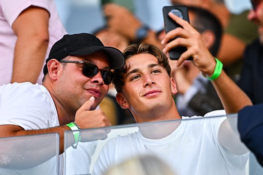Pio Esposito dell'Inter, ex giocatore dello Spezia (a destra), posa per una foto con un tifoso prima del calcio d'inizio della partita di Coppa Italia tra Spezia e Sampdoria allo Stadio Alberto Picco il 18 agosto 2025. (Foto di Simone Arveda/Getty Images) Spezia Sampdoria
