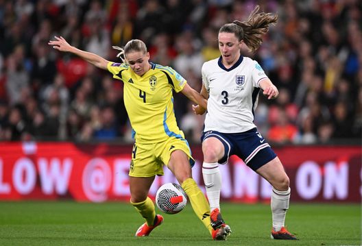 Londra, Inghilterra - 5 aprile 2024: Hanna Lundkvist della Svezia e Niamh Charles dell'Inghilterra. (Foto di Mike Hewitt/Getty Images) Svezia-Inghilterra, dove vedere la partita in diretta tv e streaming live- immagine 4