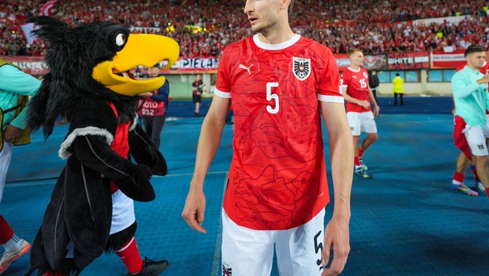 VIENNA, AUSTRIA - JUNE 7: Stefan Posch of Austria is pictured with the mascot Ostar-Richi during the FIFA World Cup 2026 European Qualifier between Austria and Romania at Ernst-Happel-Stadion on June 7, 2025 in Vienna, Austria. (Photo by Christian Hofer/Getty Images) Calciomercato Torino: niente Posch, il difensore vola in Germania - immagine 1