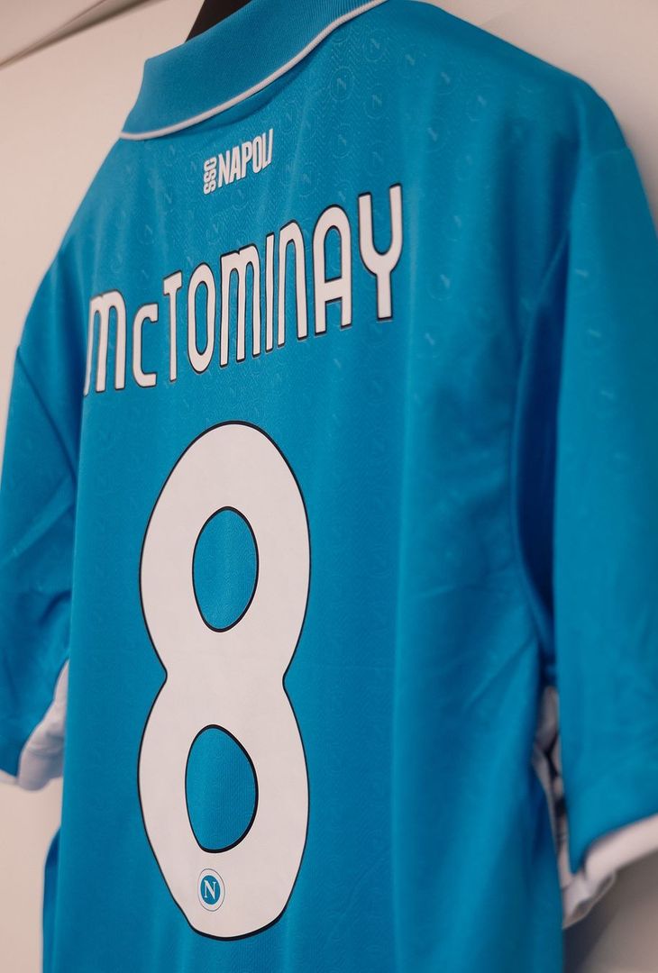 GALLERY Il Napoli è pronto ad affrontare il Monza: ecco le maglie degli azzurri - immagine 5