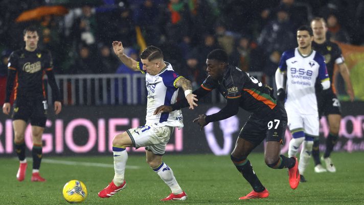 VENICE, ITALY - JANUARY 27: Issa Doumbia of Venezia competes for the ball with Tomas Suslov of Verona during the Serie A match between Venezia and Verona at Stadio Pier Luigi Penzo on January 27, 2025 in Venice, Italy. (Photo by Maurizio Lagana/Getty Images) Classifica Serie A: Verona terzultimo in compagnia - immagine 1