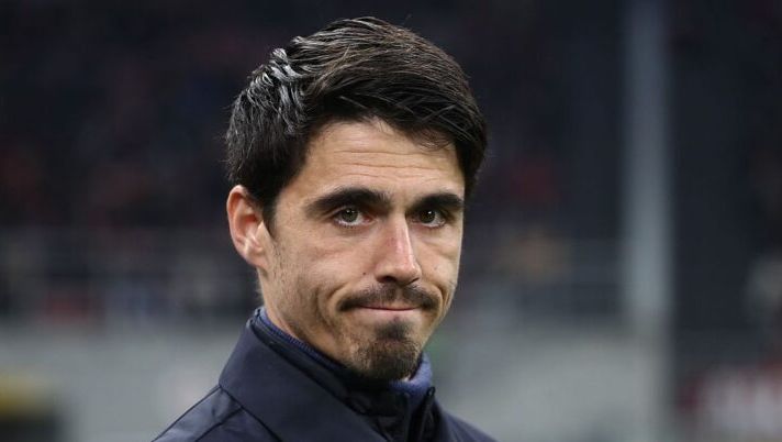 MILAN, ITALY - FEBRUARY 22: Parma Calcio coach Carlos Cuesta looks on during the Serie A match between AC Milan and Parma Calcio 1913 at Giuseppe Meazza Stadium on February 22, 2026 in Milan, Italy. (Photo by Marco Luzzani/Getty Images) Cuesta: “Troilo ha fatto anche altre buone partite! Il movimento di Valenti e un pensiero a Loftus” - immagine 1