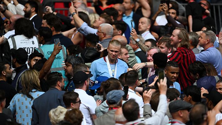 LONDON, ENGLAND - JUNE 03: Erling Haaland of Manchester City makes his way back to the pitch after the trophy lift in the Emirates FA Cup Final between Manchester City and Manchester United at Wembley Stadium on June 03, 2023 in London, England. (Photo by Mike Hewitt/Getty Images) Manchester City, spunta già il tatuaggio per il Triplete…e se poi… - immagine 1