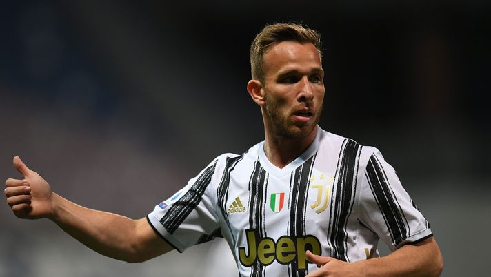REGGIO NELL'EMILIA, ITALY - MAY 12: Arthur of Juventus gestures during the Serie A match between US Sassuolo and Juventus at Mapei Stadium - Città del Tricolore on May 12, 2021 in Reggio nell'Emilia, Italy. Sporting stadiums around Italy remain under strict restrictions due to the Coronavirus Pandemic as Government social distancing laws prohibit fans inside venues resulting in games being played behind closed doors. (Photo by Alessandro Sabattini/Getty Images) Thiago Motta ha scelto, Arthur fuori dal progetto: due club di premier su di lui - immagine 1