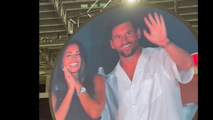 Leo Messi, la Kiss Cam dei Coldplay lo “becca” all’Hard Rock Stadium Leo Messi, la Kiss Cam dei Coldplay lo “becca” all’Hard Rock Stadium - immagine 1