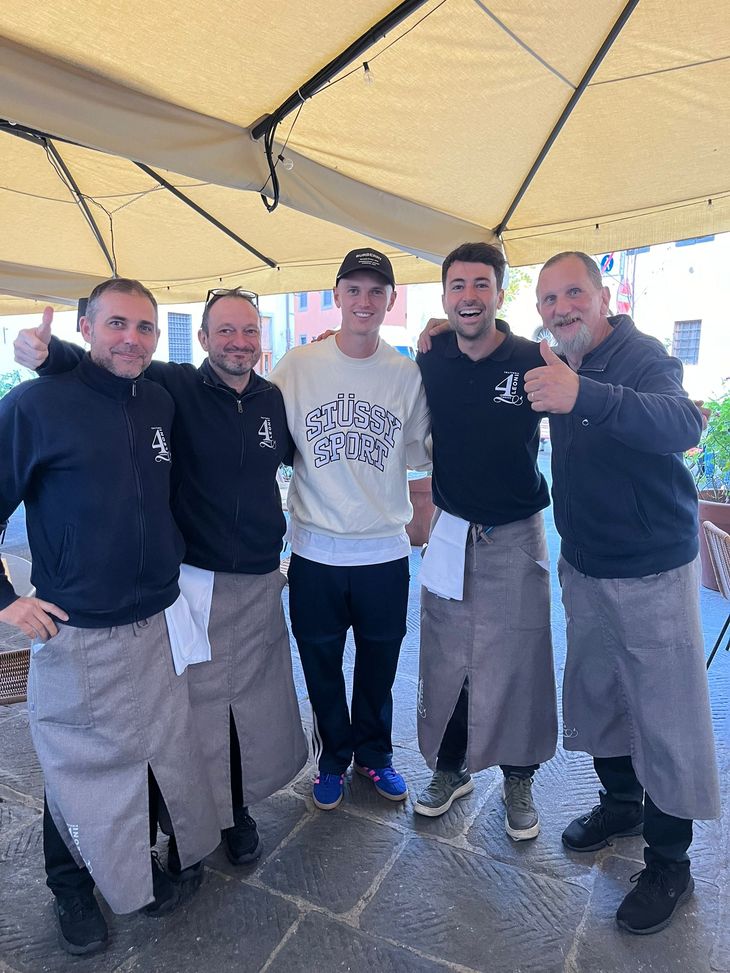 FOTO – Si rivede Gudmundsson. L’islandese si gode il pranzo in centro a Firenze FOTO – Si rivede Gudmundsson. L’islandese si gode il pranzo in centro a Firenze - immagine 1