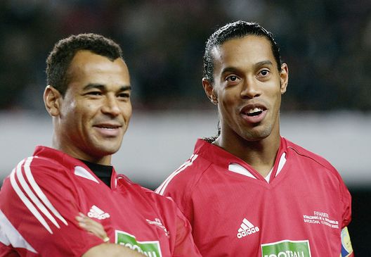 BARCELLONA, SPAGNA - 15 FEBBRAIO: Ronaldinho, uno degli XI mondiali di Ronaldinho, parla con Cafu durante la partita di beneficenza Football For Hope tra gli XI mondiali di Ronaldinho e gli XI europei di Shevchenko al Nou Camp il 15 febbraio 2005 a Barcellona, Spagna. (Foto di Paul Gilham/Getty Images) L’antieroe Ronaldinho: da Macunaíma al tropicalismo, passando per orixa e magia- immagine 2