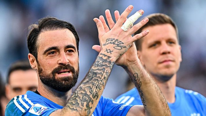 TURIN, ITALY - MAY 25: Carlo Pinsoglio of Juventus greets the fans and celebrates the victory during the last championship game after the Serie A TIM match between Juventus and AC Monza at Allianz Stadium on May 25, 2024 in Turin, Italy. (Photo by Juventus FC/Juventus FC via Getty Images) Gazzetta, voto super per Pinsoglio contro il Monza: ecco la pagella - immagine 1