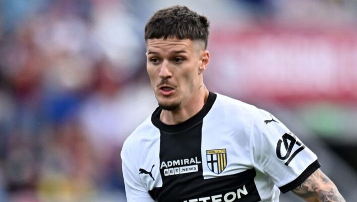 BOLOGNA, ITALY - OCTOBER 06: Dennis Man of Parma calcio in action during the Serie A match between Bologna and Parma at Stadio Renato Dall'Ara on October 06, 2024 in Bologna, Italy. (Photo by Alessandro Sabattini/Getty Images) Bernabé, Man, Hernani, Mihaila, Bonny, Sohm: la probabile formazione del Parma - immagine 1