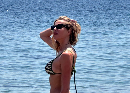Alessia Marcuzzi, fisico top in bikini. Lato B e curve sensuali per la showgirl Alessia Marcuzzi, fisico top in bikini. Lato B e curve sensuali per la showgirl - immagine 1