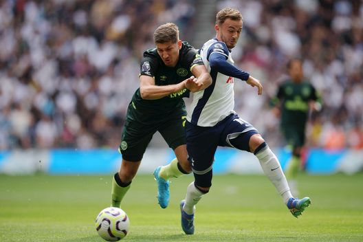 LONDON, ENGLAND - SEPTEMBER 21: James Maddison of Tottenham Hotspur is challenged by Kevin Schade of Brentford during the Premier League match between Tottenham Hotspur FC and Brentford FC at Tottenham Hotspur Stadium on September 21, 2024 in London, England. (Photo by Alex Pantling/Getty Images) Tottenham-Brentford: dove vedere la partita e le probabili formazioni del derby- immagine 2