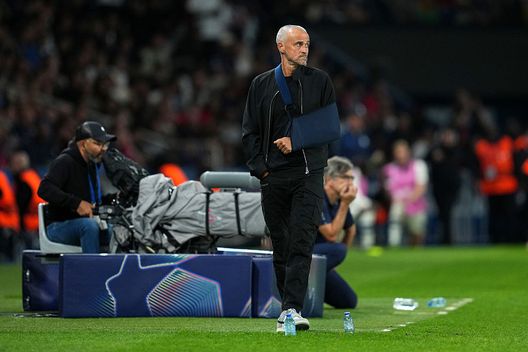 Luis Enrique, allenatore del Paris Saint-Germain, guarda con il braccio al collo la partita della prima giornata della fase a gironi della UEFA Champions League 2025/26 tra il Paris Saint-Germain e l'Atalanta giocata al Parco dei Principi il 17 settembre 2025 (Photo by Franco Arland/Getty Images) Luis Enrique, l’allenatore-atleta: la routine quasi maniacale che lo mantiene in forma a 55 anni- immagine 3