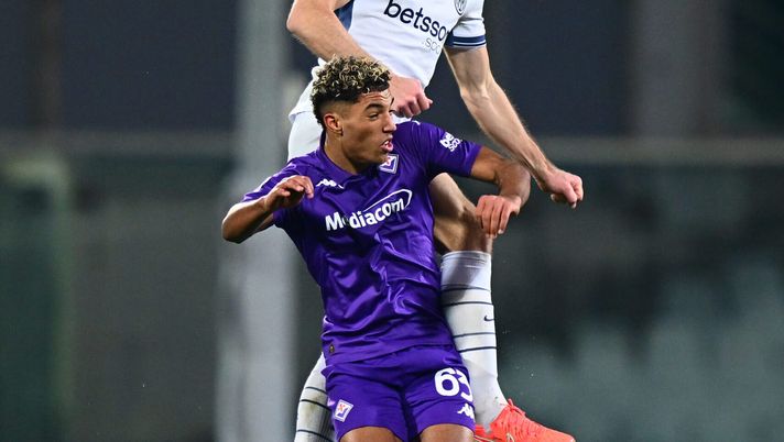 FLORENCE, ITALY - FEBRUARY 06: Stefan De Vrij of FC Internazionale competes for the ball with Caprini of Fiorentina during the Serie A match between Fiorentina and FC Internazionale at Stadio Artemio Franchi on February 06, 2025 in Florence, Italy. (Photo by Mattia Pistoia - Inter/Inter via Getty Images) Maat Daniel Caprini
