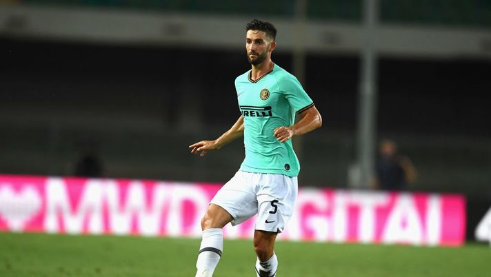 VERONA, ITALY - JULY 09: Roberto Gagliardini of FC Internazionale in action during the Serie A match between Hellas Verona and FC Internazionale at Stadio Marcantonio Bentegodi on July 9, 2020 in Verona, Italy. (Photo by Claudio Villa - Inter/Inter via Getty Images) Calciomercato Torino, a centrocampo servono rinforzi: Gagliardini è un’occasione - immagine 1