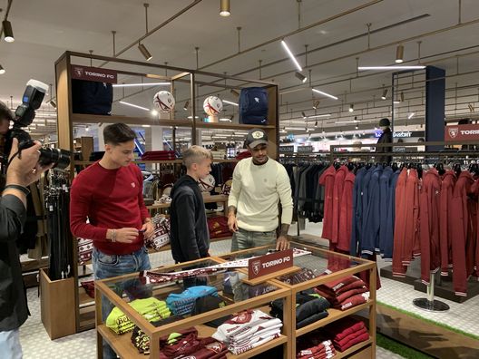 Toro, selfie e autografi con i tifosi per Ricci e Lazaro alla Rinascente- immagine 2