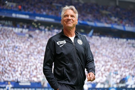 Gelsenkirchen, Germania - 18 maggio 2025: Horst Steffen, allenatore dell'Elversberg, durante la partita di Zweite Bundesliga contro lo Schalke 04. (Foto di Pau Barrena/Getty Images) Verso Elversberg-Heidenheim: come arrivano le squadre al match di ritorno- immagine 2