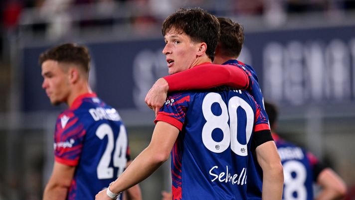 BOLOGNA, ITALY - APRIL 24: Giovanni Fabbian of Bologna celebrates scoring his team's first goal during the coppa Italia Semi Final match between Bologna FC and Empoli at Renato Dall'Ara Stadium on April 24, 2025 in Bologna, Italy. (Photo by Alessandro Sabattini/Getty Images) Mercato – Niente mediano? Ipotesi Fabbian quinto centrocampista - immagine 1