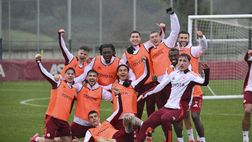 Roma, sorrisi a Trigoria: Saelemaekers prende in giro Angeliño. Il siparietto social