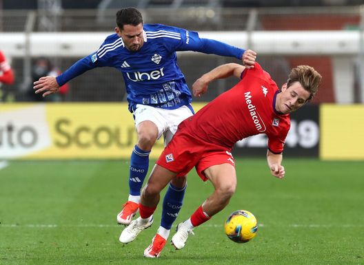 COMO, ITALY - NOVEMBER 24: Edoardo Bove (R) of ACF Fiorentina competes for the ball with Edoardo Goldaniga (L) of Como 1907 during the Serie A match between Como 1907 and ACF Fiorentina at Stadio G. Sinigaglia on November 24, 2024 in Como, Italy. (Photo by Marco Luzzani/Getty Images) Bove: “Classifica e numeri importanti, ma noi non li guardiamo”- immagine 2