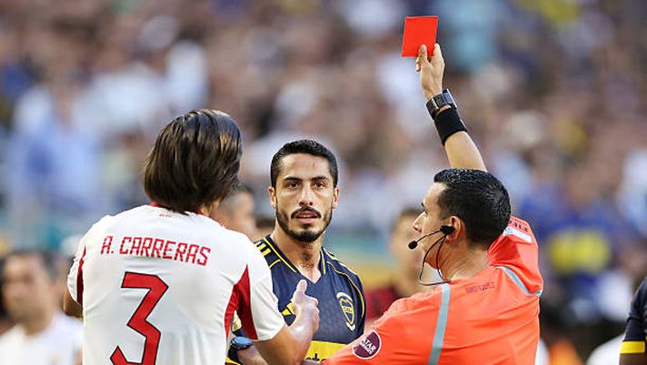 MIAMI GARDENS, FLORIDA - JUNE 16: Nicolas Figal #4 of CA Boca Juniors is issued a red card during the FIFA Club World Cup 2025 group C match between CA Boca Juniors and SL Benfica at Hard Rock Stadium on June 16, 2025 in Miami Gardens, Florida. (Photo by Megan Briggs/Getty Images) Il Boca Juniors alza la voce e fa ricorso contro la pesante squalifica di Herrera e Figal - immagine 1