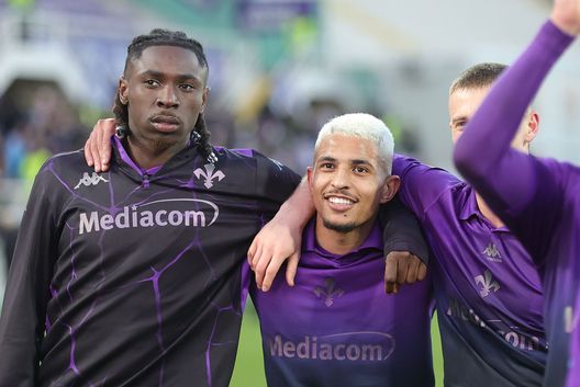 FLORENCE, ITALY - FEBRUARY 2: Moise Kean and Domilson Cordeiro dos Santos known as Dodo of ACF Fiorentina reacts during the Serie A match between Fiorentina and Genoa at Stadio Artemio Franchi on February 2, 2025 in Florence, Italy. (Photo by Gabriele Maltinti/Getty Images) Kean Dodò Gudmundsson