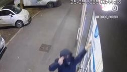 Vandali a Milano strappano la bandiera del Napoli all’esterno del negozio di Porzio