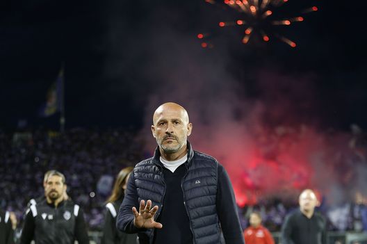 FLORENCE, ITALY - MAY 11: Head coach Vincenzo Italiano manager of ACF Fiorentina gestures during the UEFA Europa Conference League semi-final first leg match between ACF Fiorentina and FC Basel at Poznan Stadium on May 11, 2023 in Florence, Italy. (Photo by Gabriele Maltinti/Getty Images)  Fiorentina