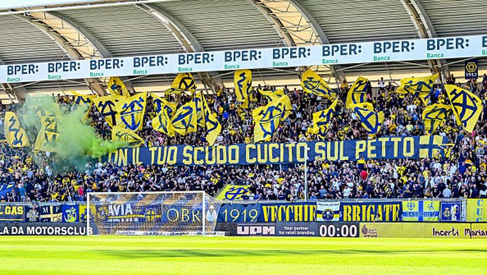 I tifosi del Modena sventolano le loro bandiere prima del calcio d'inizio della partita di Serie B tra Modena FC 2018 e UC Sampdoria allo Stadio Alberto Braglia il 29 settembre 2024 a Modena Serie B
