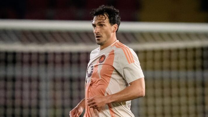 LECCE, ITALY - MARCH 29: Mats hummels of AS Roma in action during the Serie A match between Lecce and AS Roma at Stadio Via del Mare on March 29, 2025 in Lecce, Italy. (Photo by Fabio Rossi/AS Roma via Getty Images) Roma, finalmente Hummels: “Pulito ed essenziale”. Ecco il voto Gazzetta - immagine 1