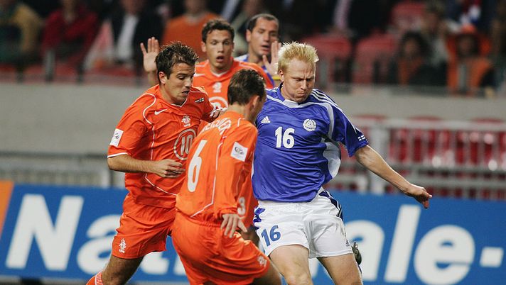 AMSTERDAM- HOLLAND - OCTOBER 13: Aki Riihilahti of Finland takes on Rafael van der Vaart and Wesley Sneijder of Holland during the Group 1, 2006 World Cup Qualifying match between Holland and Finland on October 13, 2004 at the Amsterdam Arena in Amsterdam, Holland. (Photo by Ben Radford/Getty Images) Finlandia-Olanda, statistiche e precedenti tra le due Nazionali - immagine 1