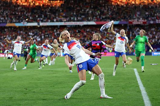 Kelly festeggia il rigore decisivo.(Photo by Florencia Tan Jun - UEFA/UEFA via Getty Images) Kelly e Hampton, il percorso: dai momenti difficili alla vittoria dell’Europeo- immagine 4