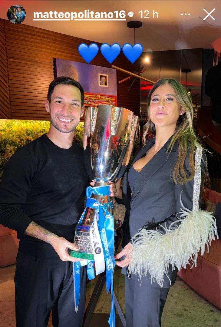 Alcuni azzurri si sono fatti raffigurare in compagnia di amici e consorti in compagnia della Supercoppa vinta 2 giorni fa