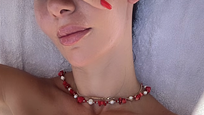 Erjona, décolleté esagerato. Lo scatto in costume della Sulejmani conquista il web Erjona, décolleté esagerato. Lo scatto in costume della Sulejmani conquista il web - immagine 1