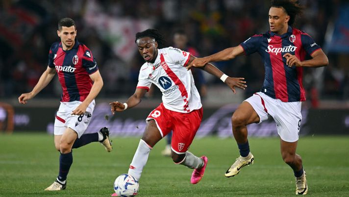 BOLOGNA, ITALY - APRIL 13: Warren Bondo of AC Monza runs with the ball whilst under pressure from Remo Freuler and Joshua Zirkzee of Bologna FC during the Serie A TIM match between Bologna FC and AC Monza at Stadio Renato Dall'Ara on April 13, 2024 in Bologna, Italy. (Photo by Alessandro Sabattini/Getty Images) Serie A, Bologna-Monza 0-0: nuovo passo falso per Motta. Rossoblù a +4 sulla Roma - immagine 1