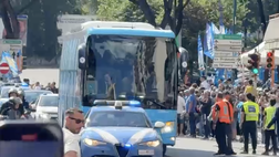 Il bus del Napoli è arrivato al Maradona! Che accoglienza per i giocatori azzurri