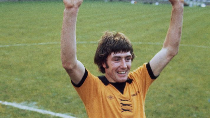 LONDON, UNITED KINGDOM - MARCH 02: Wolves striker John Richards celebrates after the 1974 League Cup Final between Wolverhampton Wanderers and Manchester City at Wembley Stadium on March 2, 1974 in London, England. (Photo by Don Morley/Allsport/Hulton Archive/Getty Images) 1974, quando i Wolves vinsero la Coppa di Lega contro il Manchester City - immagine 1