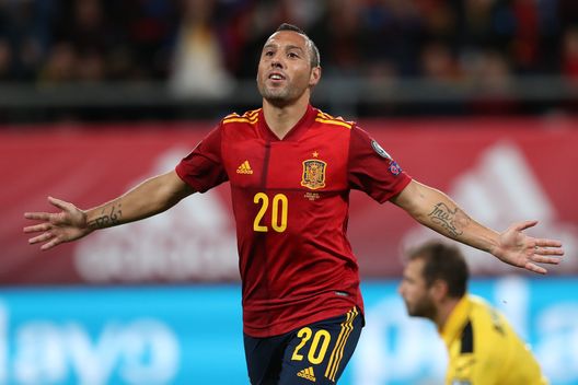 CADICE, SPAGNA - Santi Cazorla esulta dopo il gol con la Spagna nel match di qualificazione a Euro 2020 contro Malta (Foto di Angel Martinez/Getty Images) Santi Cazorla, l’ultima danza con il Real Oviedo: lo spagnolo rinnova per un altro anno- immagine 2