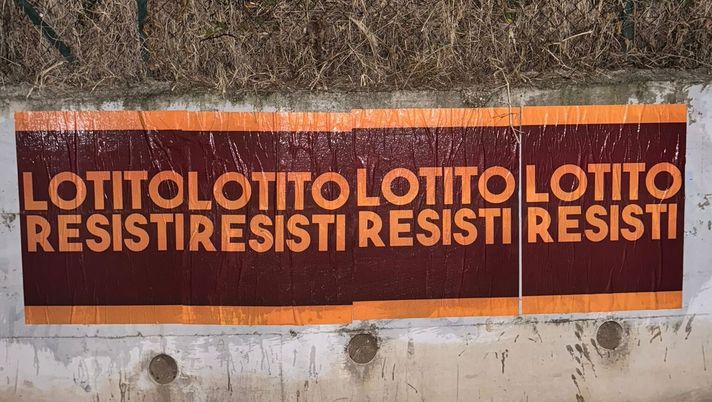 Roma, città tappezzata di poster giallorossi che inneggiano a Lotito: “Resisti” - immagine 1